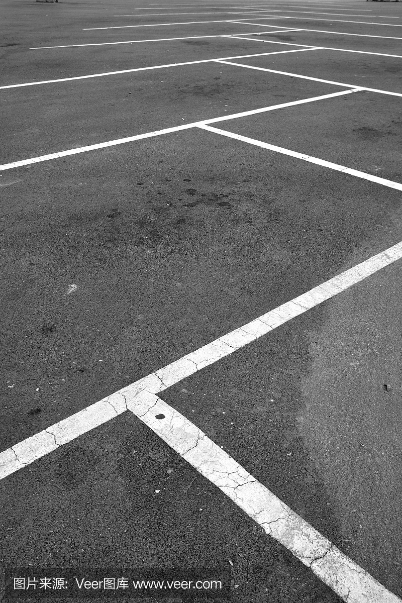 停车场用白线隔开。