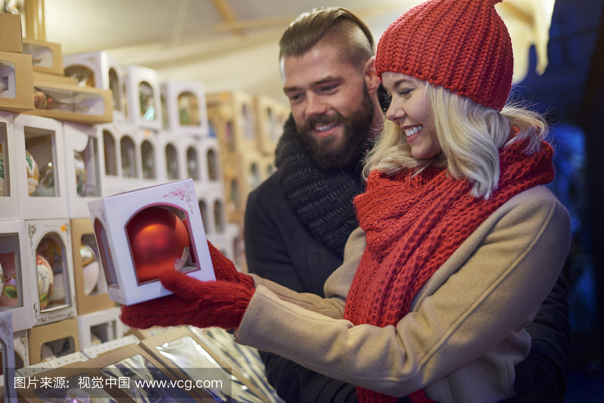 性格开朗的夫妇在圣诞节市场。克拉科夫,波兰