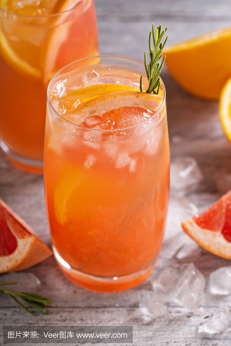 柑橘鸡尾酒与葡萄柚和橙子