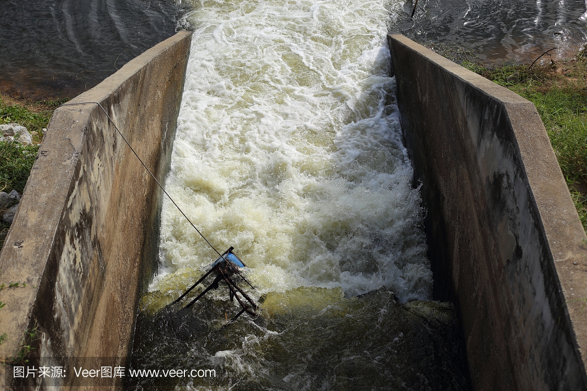 位于泰国罗勇府的农业莱水库的闸门