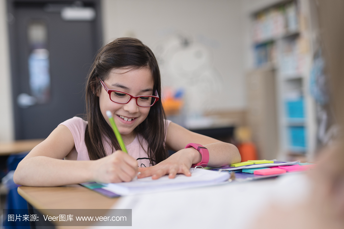 四年级的学生在教室里