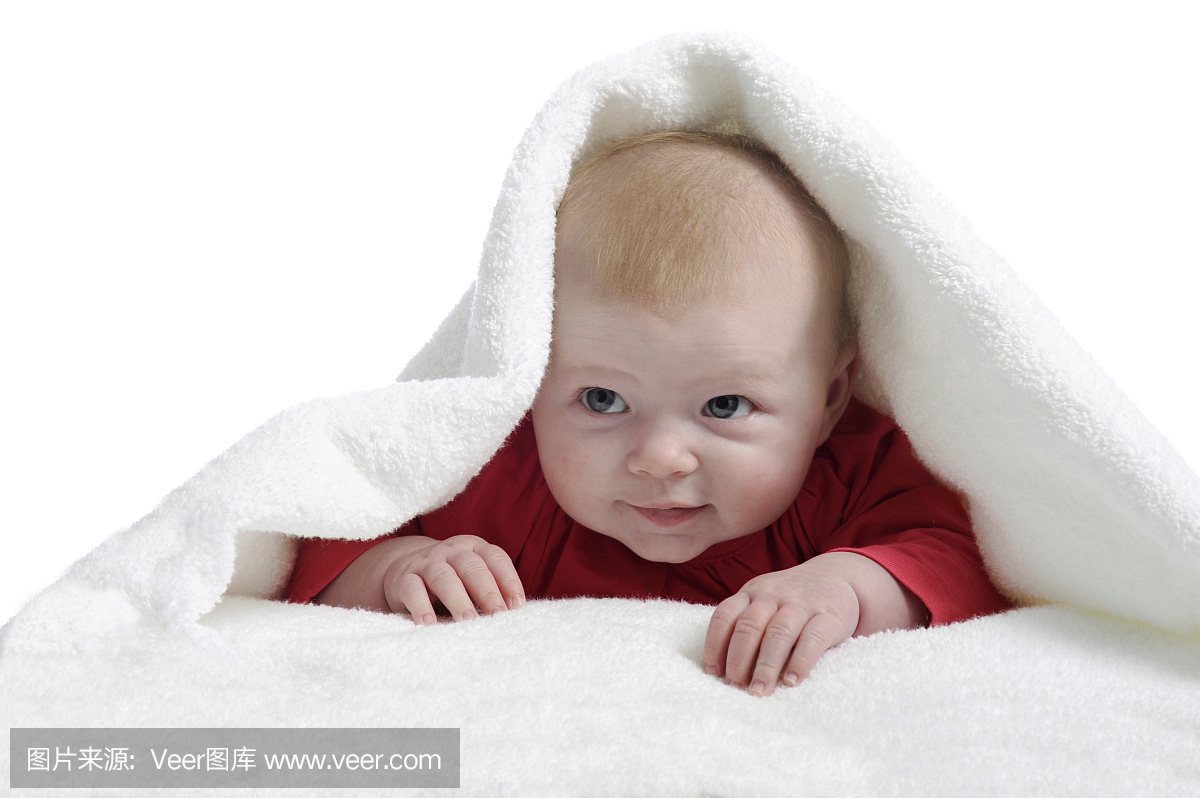 4个月大的婴儿裹在毛巾上