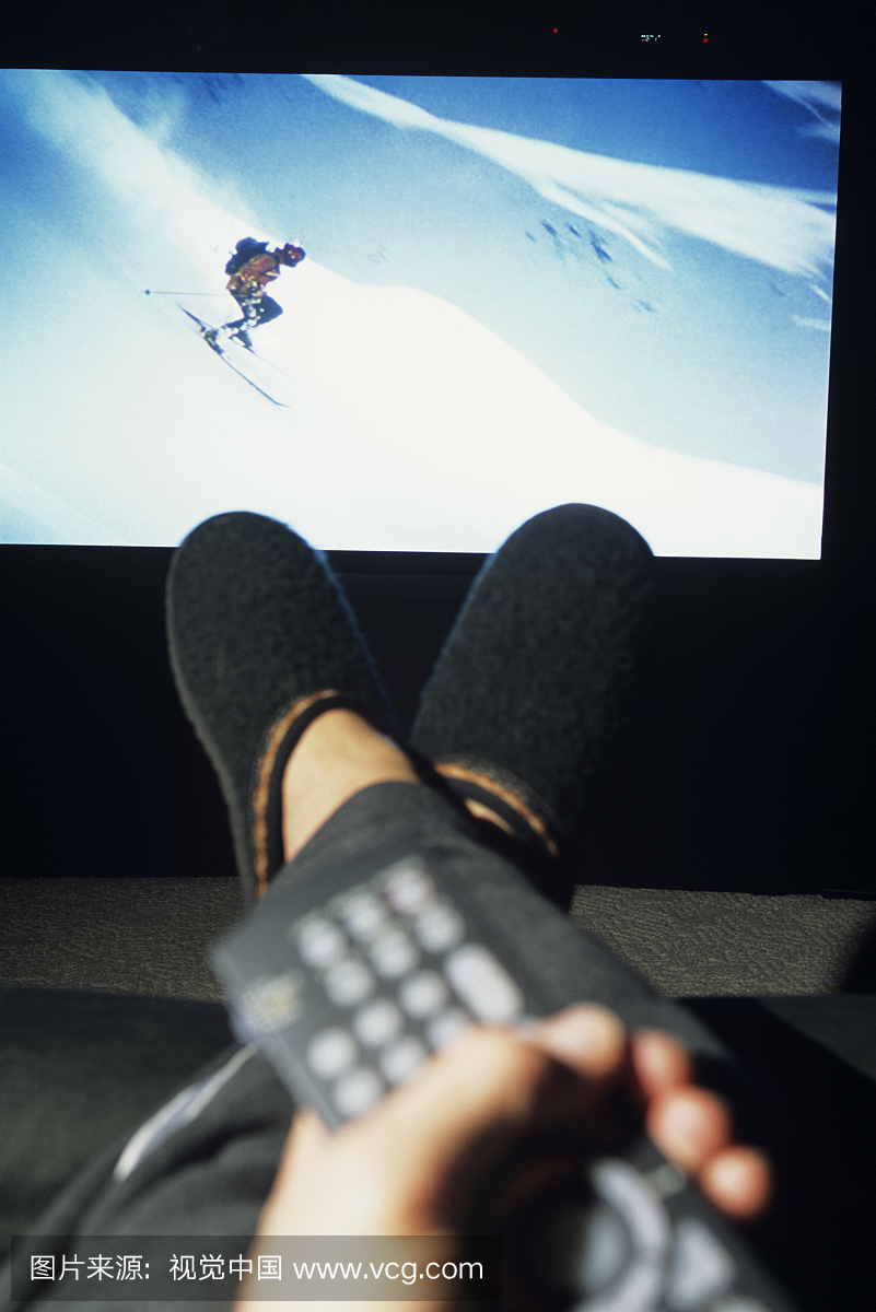 观看滑雪在电视,特写镜头无法识别的人