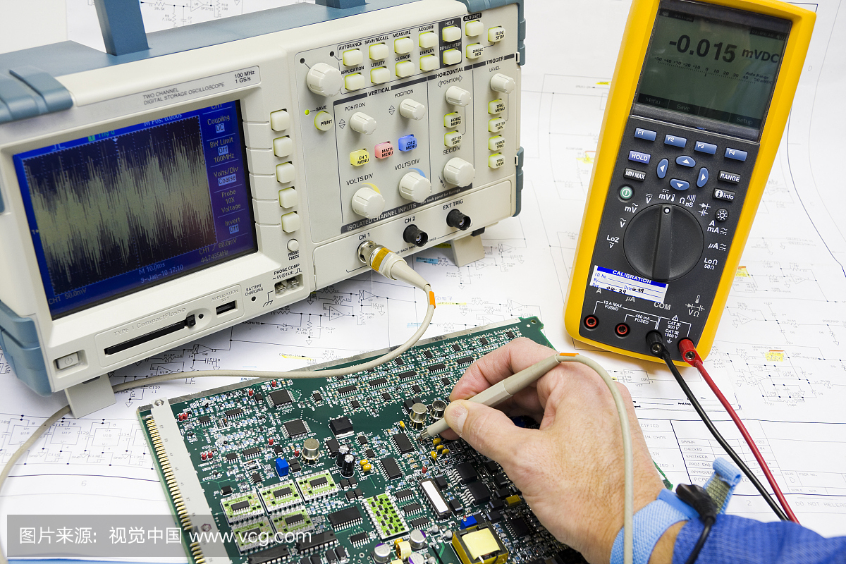 一名穿着ESD频段的男子对电子电路进行故障