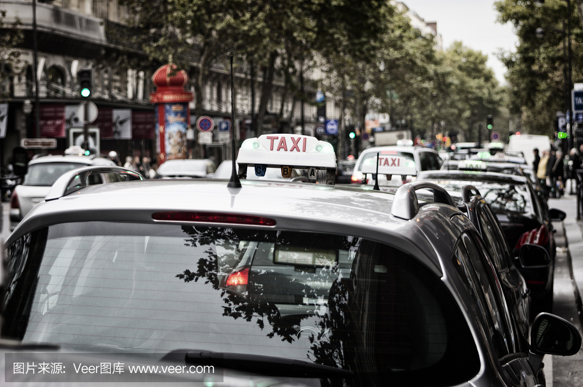 巴黎出租车停在繁忙的街道上