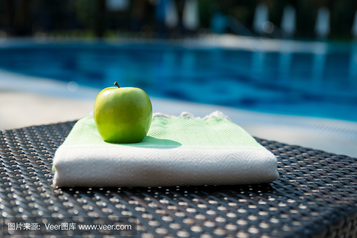 个白色和绿色土耳其peshtemal \/毛巾和青苹果在
