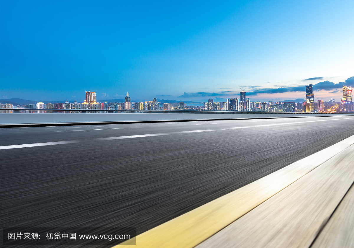 高速公路与城市天际线