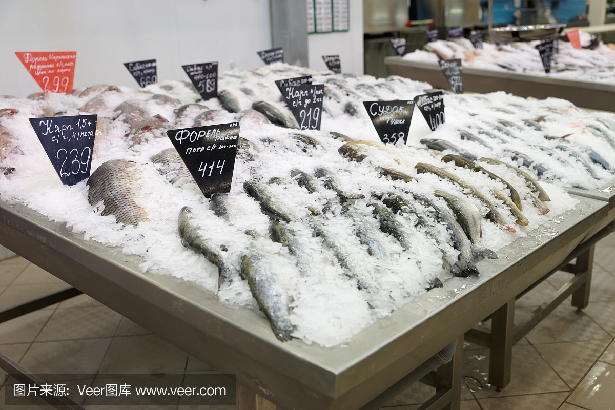 鱼的选择在市场上展示,没有商标