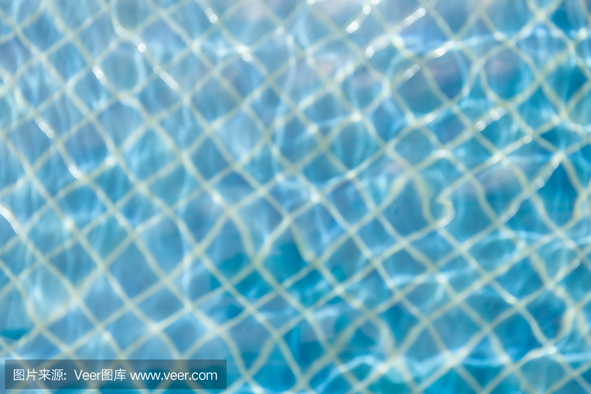 游泳池内蓝色波纹水的模糊照片。