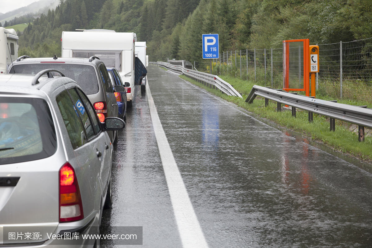 交通堵塞在奥地利山脉。紧急电话。