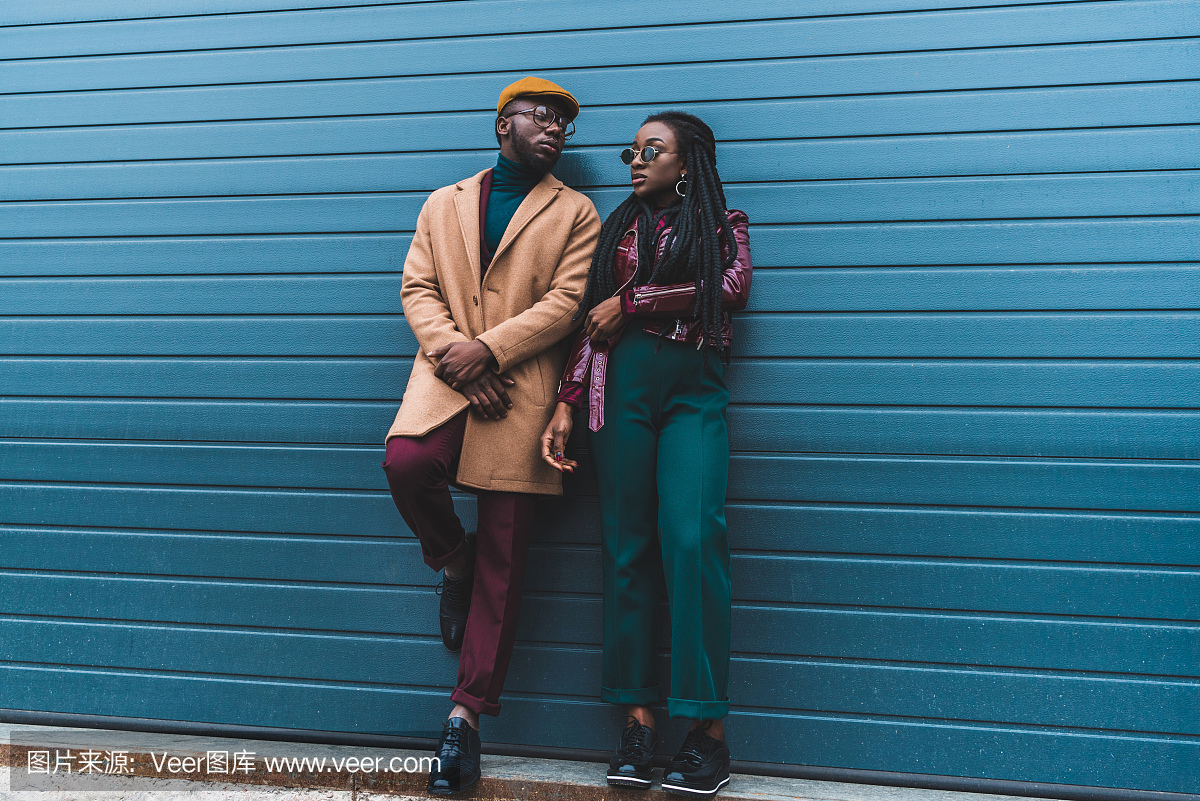 时尚的非洲裔美国夫妇全长视图在夹克和大衣一