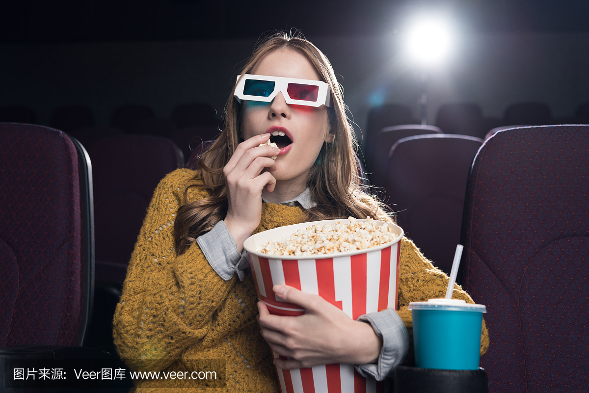 兴奋的眼镜在3d女生吃爆米花和看电影在电影唱f女人升图片