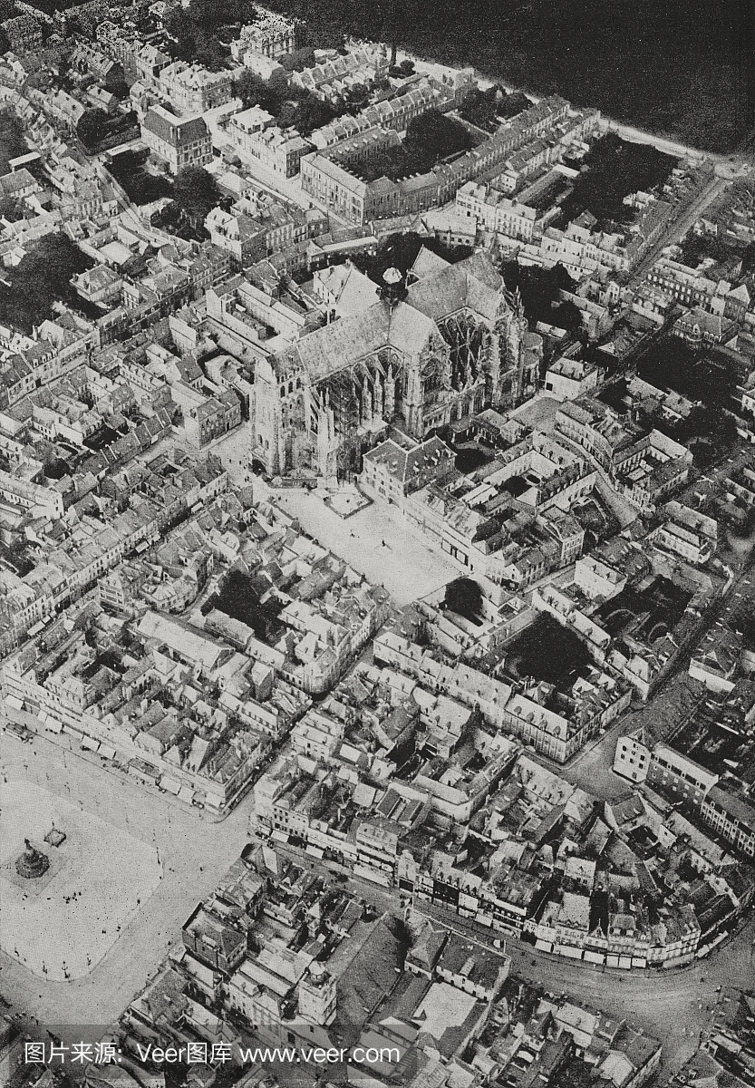 圣昆廷被德国人轰炸:中心,大教堂;左边,市政厅广