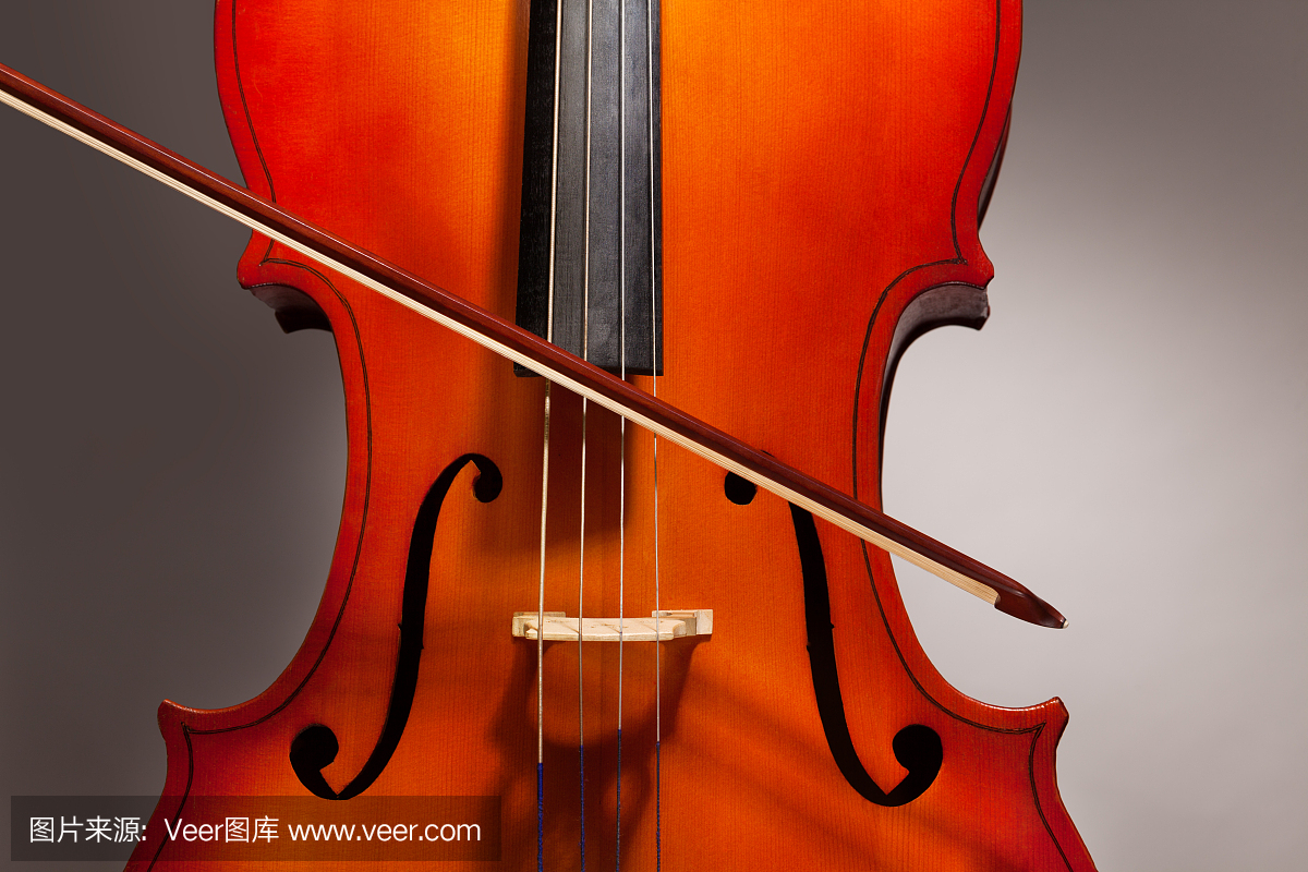 大提琴与弓棒在灰色的背景