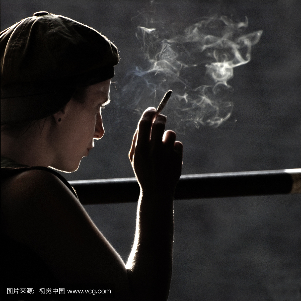 一个女孩吸烟