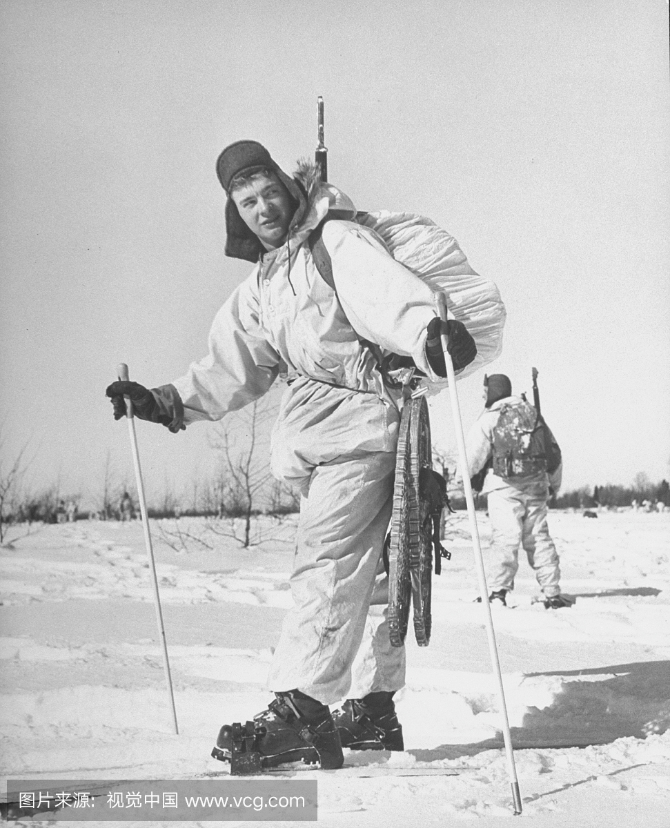 美国士兵在运行期间为冬季战争训练雪橇。