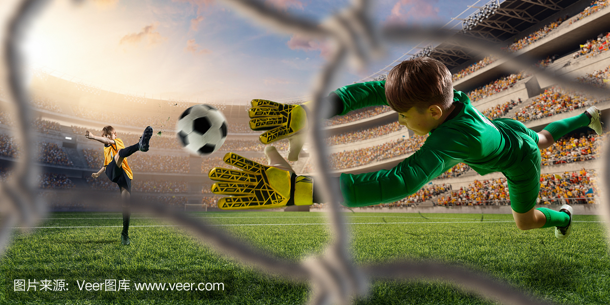 足球队玩家打进一球。守门员试图打球