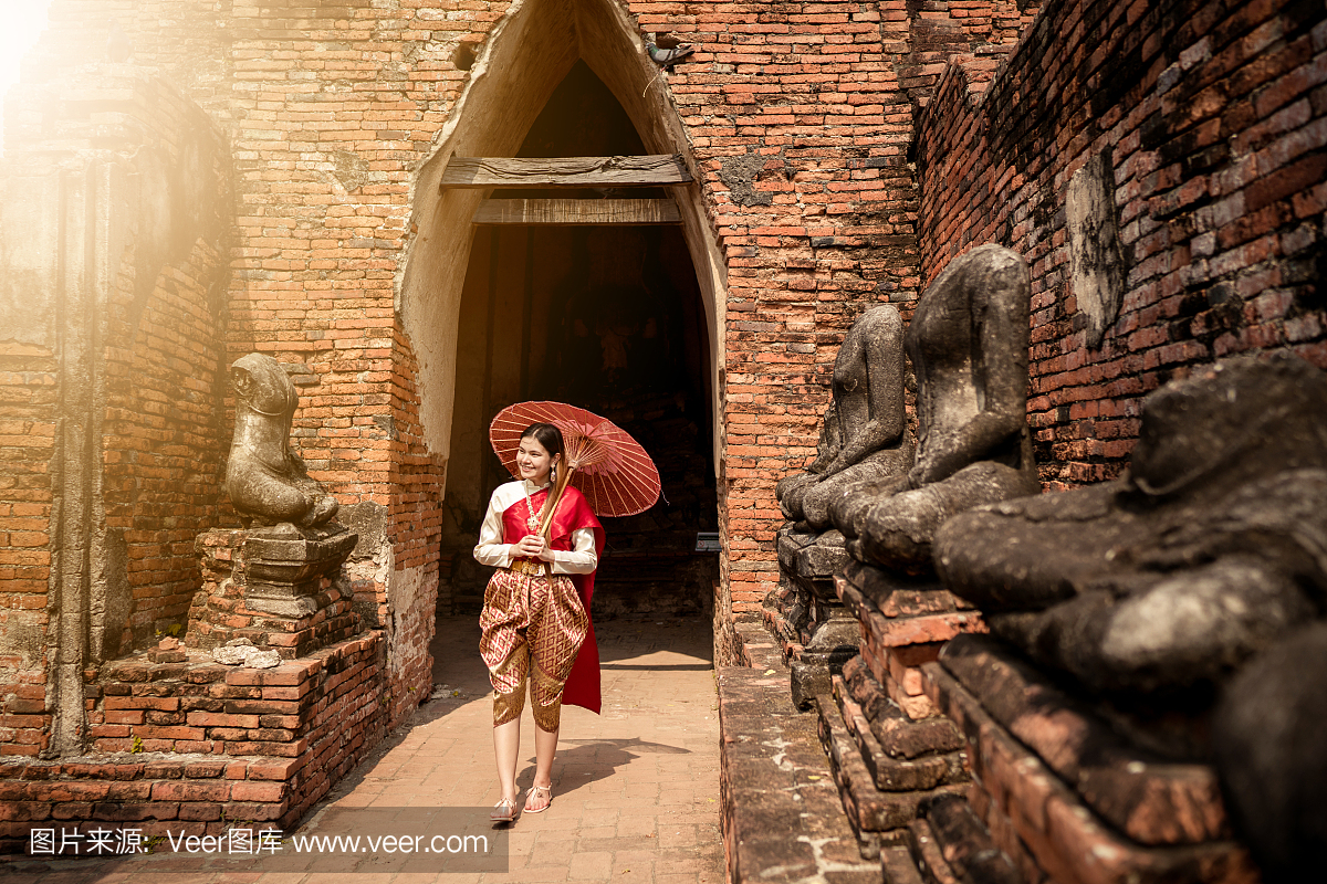 穿着传统泰国服饰的泰国女孩在Wat Chaiwatth