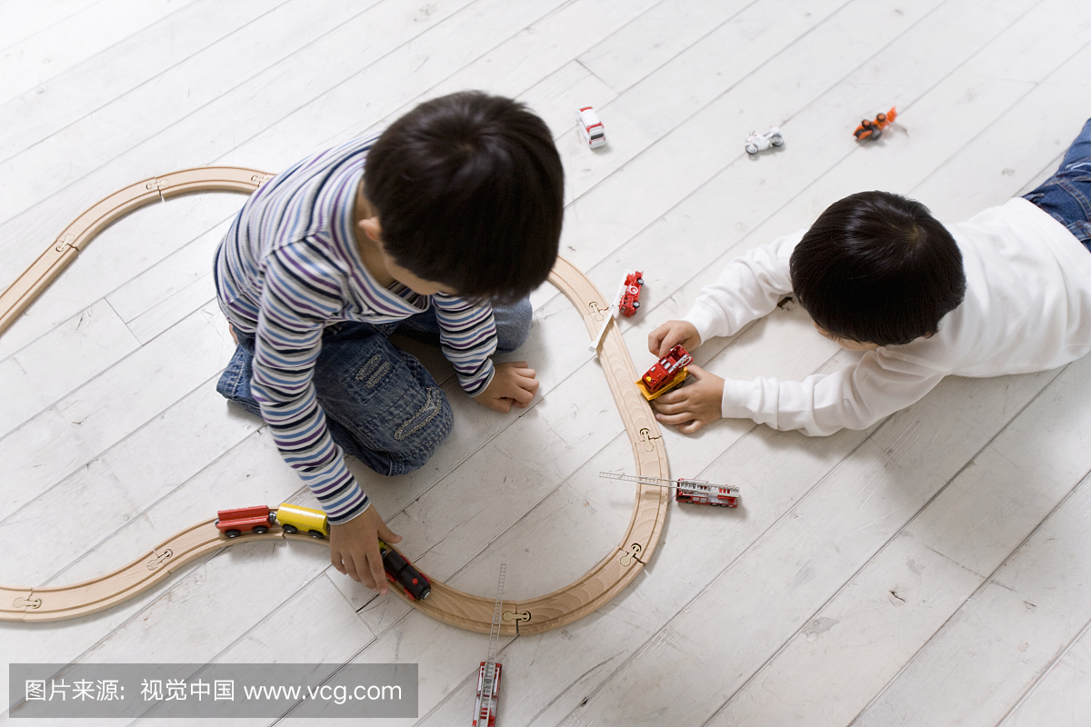 两个男孩(4-5岁)玩玩具火车组,高架视野
