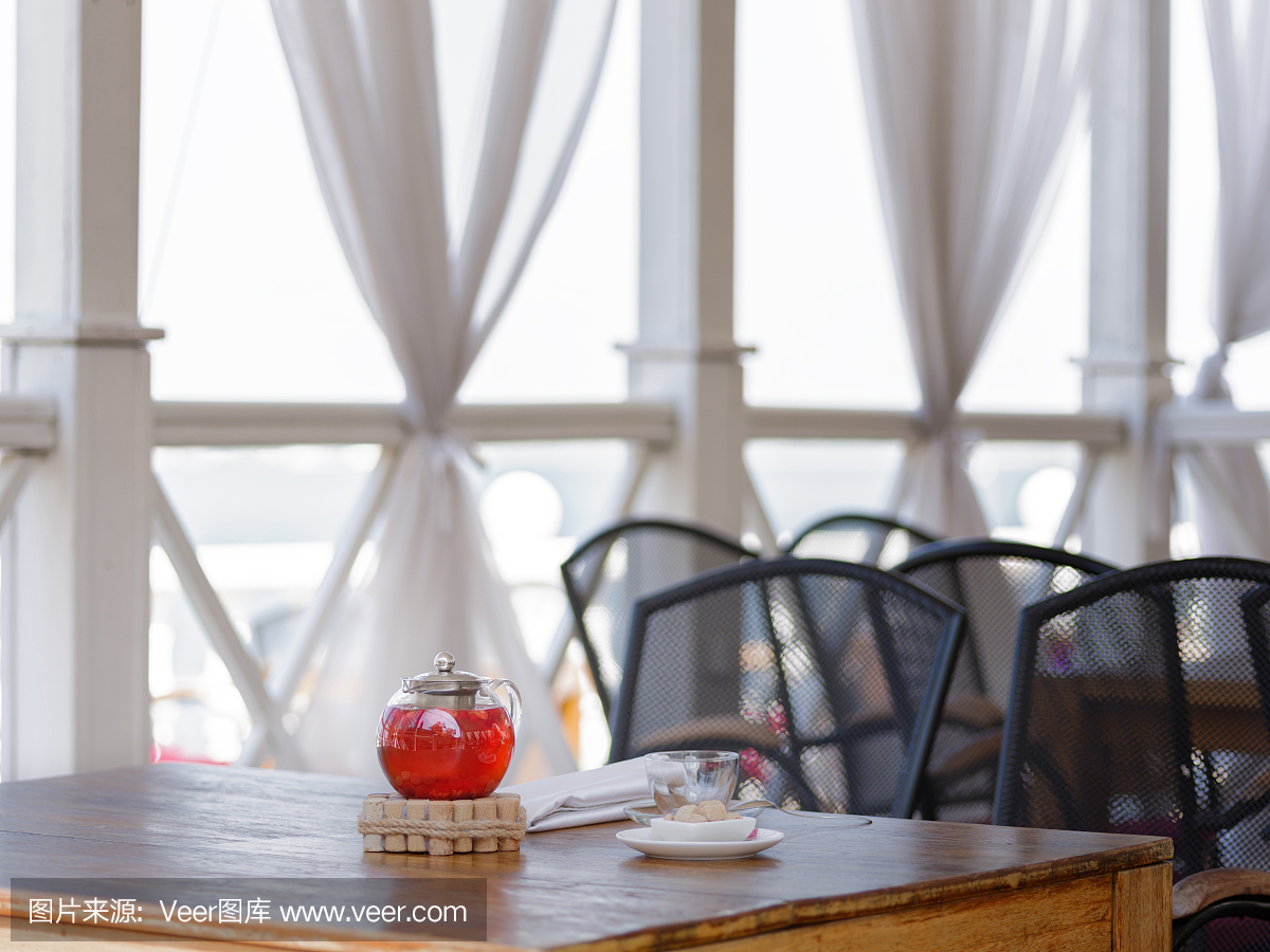 充满热饮料的多汁草莓和红醋栗咖啡厅窗口背景