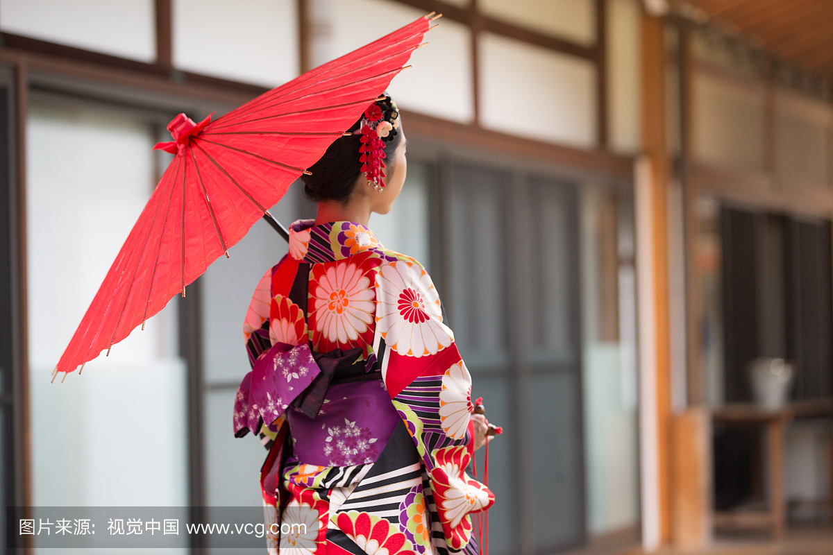 和平的日本女孩在Hyakumanben Chionji寺,京都