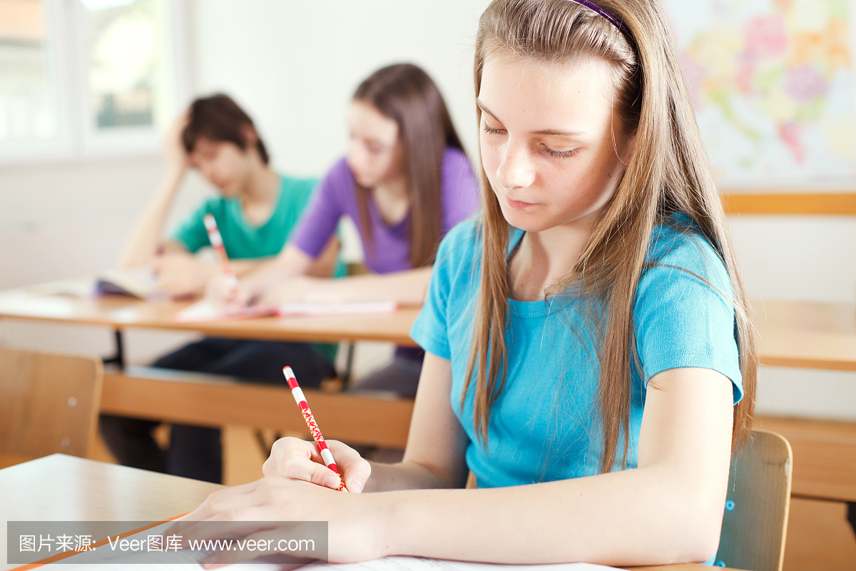 美丽的女孩在上课,做书法
