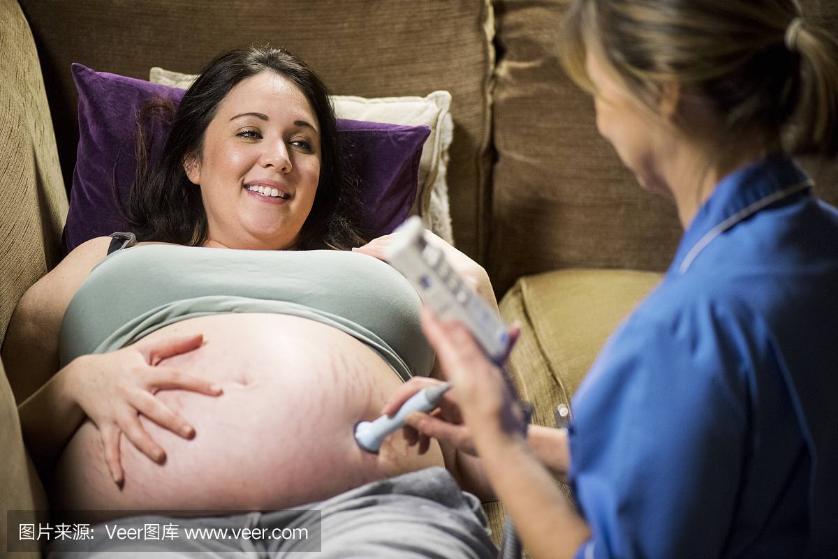 助产士测量患者胎儿心音在音频dopplex上