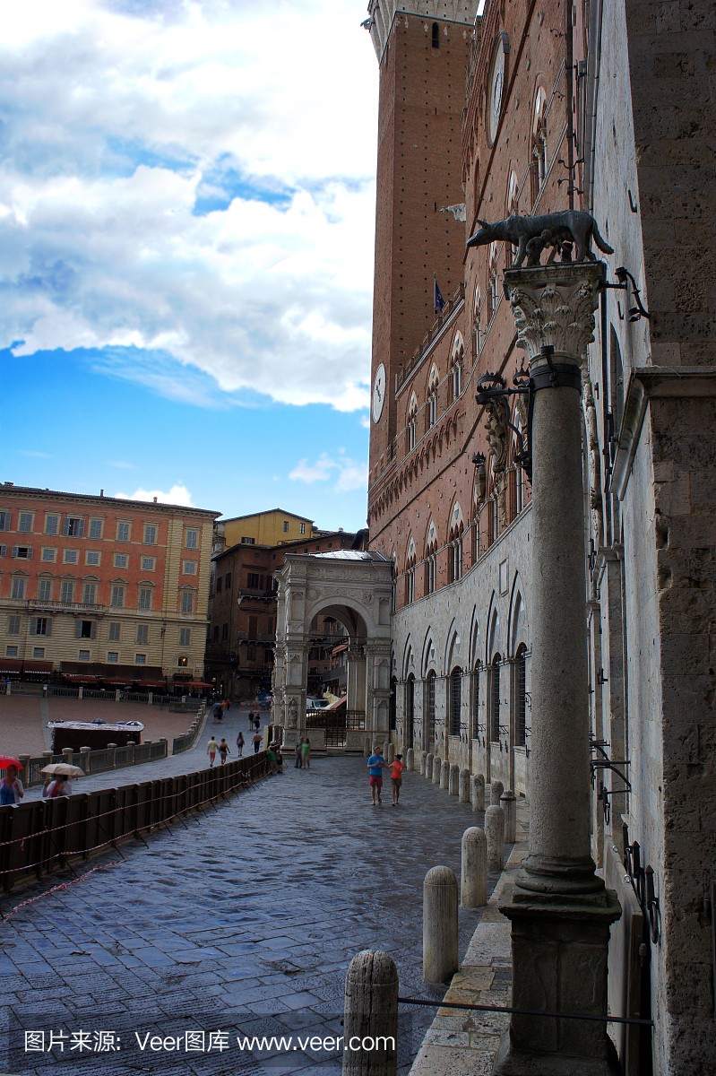 与意大利锡耶纳广场德尔坎波的狼的列
