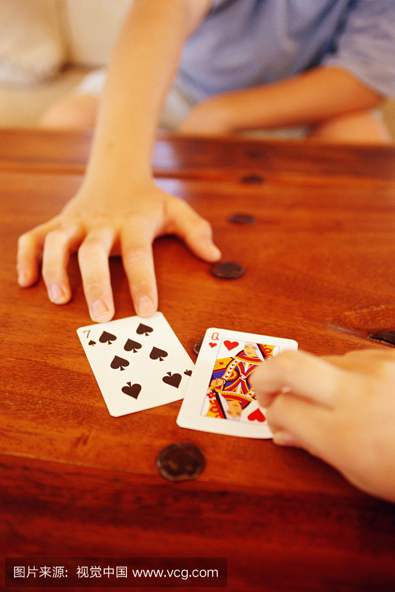 两人玩纸牌
