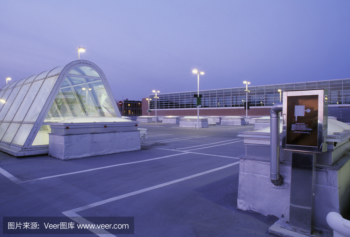 空的停车场在蓝色小时