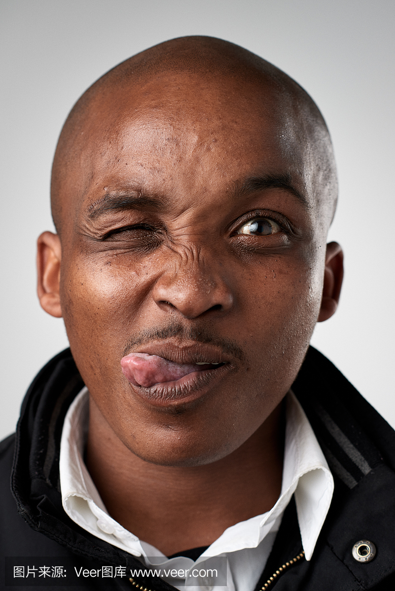 工作室的肖像制作一个愚蠢的表情的非洲人