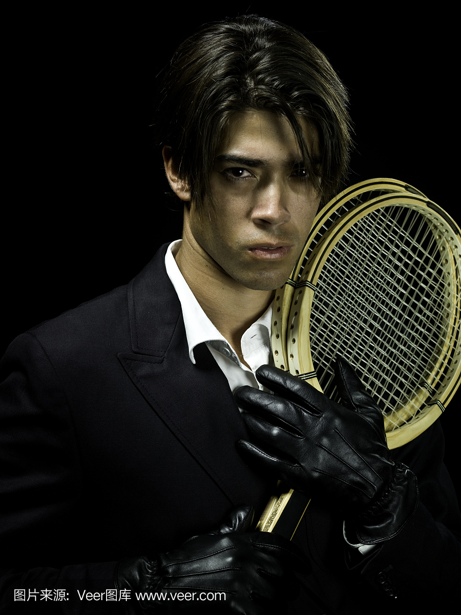 年轻男性网球运动员在黑色背景上的肖像