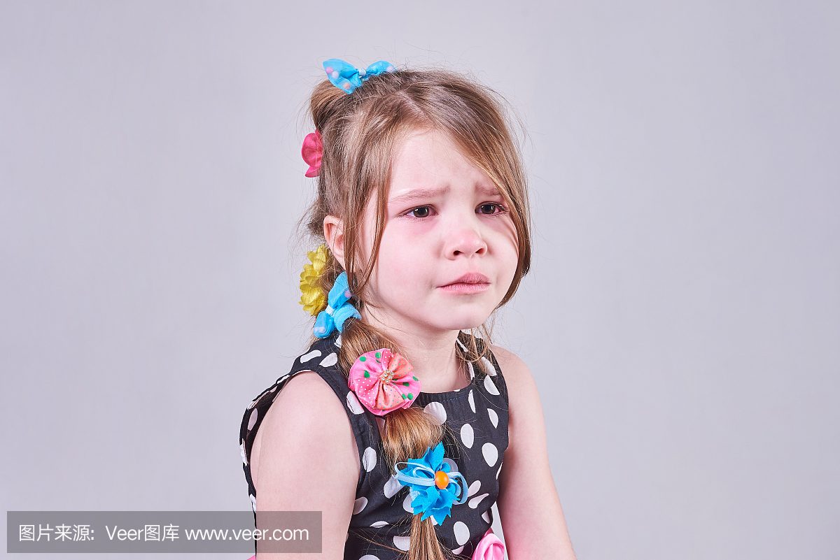 一个难过的小女孩脸上露出漂亮的表情,哭泣doge狗搞笑图片表情包图片