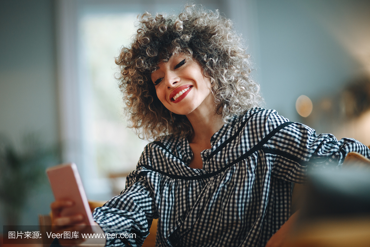 坐,技术,爆炸头,拿着