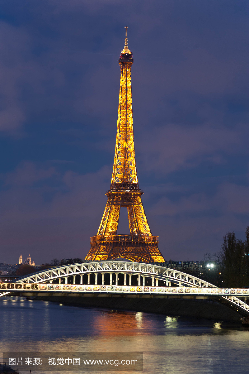 法国,巴黎,埃菲尔铁塔和塞纳河上的RER大桥
