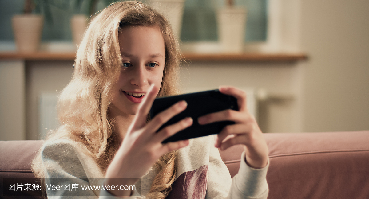 少年连接家庭互联网Wi-Fi播放新的智能手机应