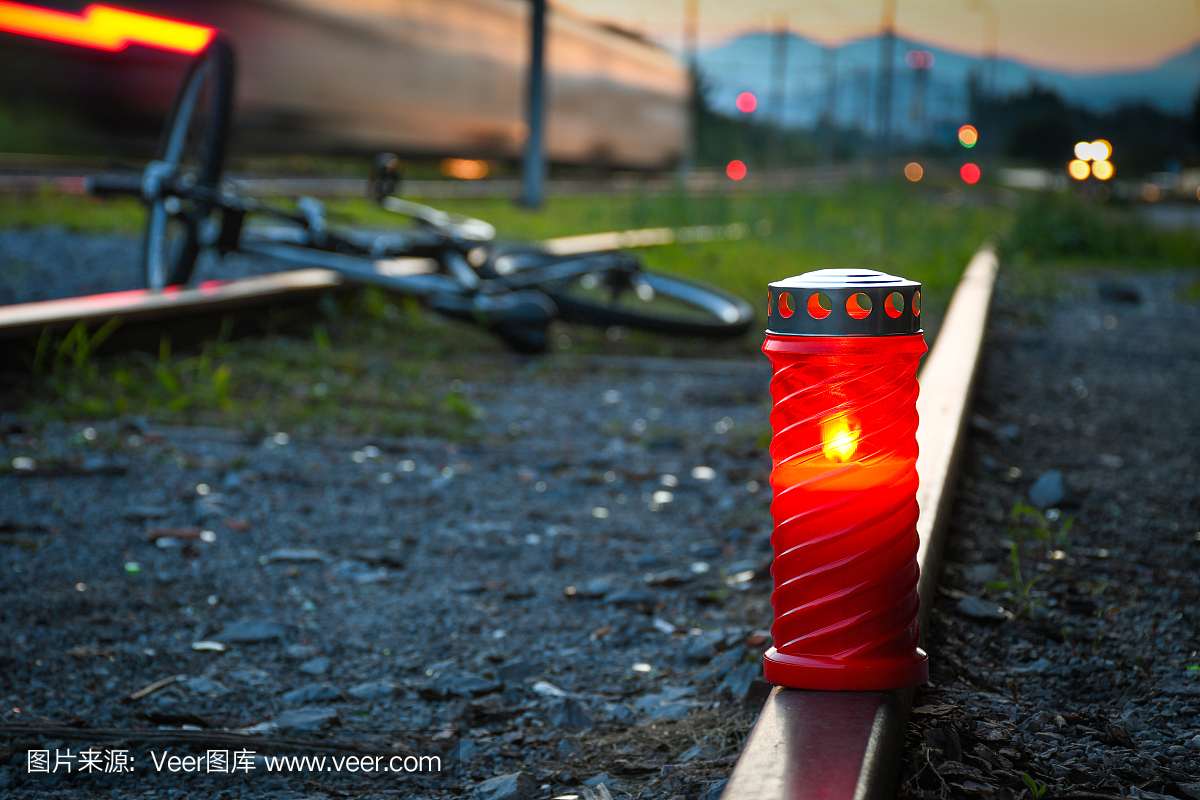 越铁路轨道时,致命的骑车者和火车碰撞事故。
