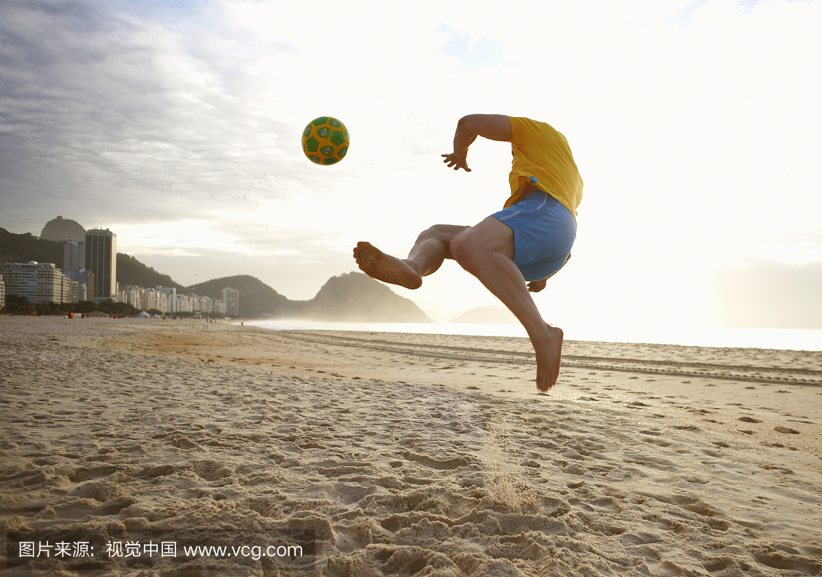 在巴西里约热内卢科帕卡巴纳海滩踢足球的中旬