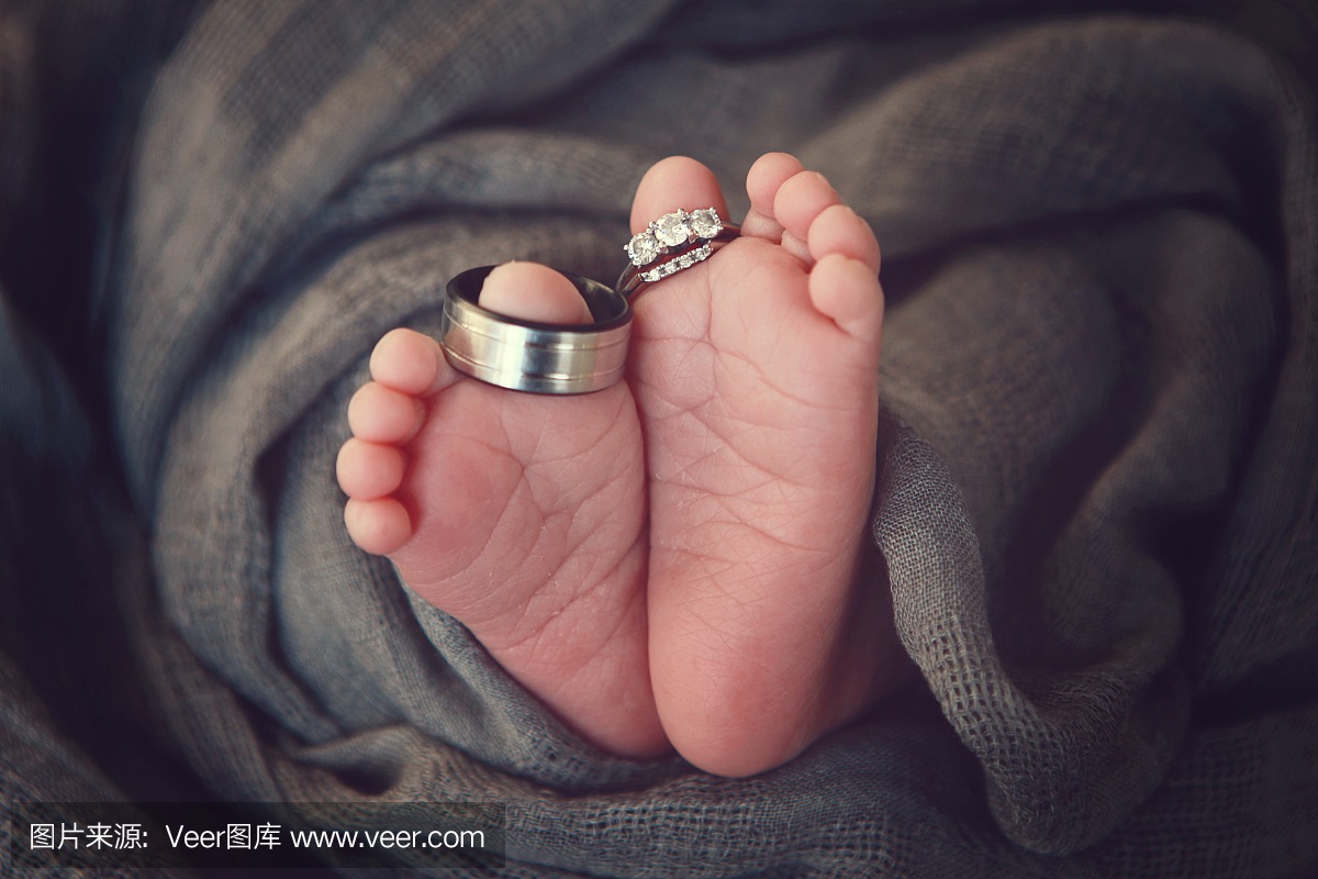 新娘宝宝的脚趾上的结婚戒指