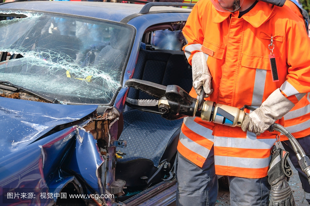 消防员切割车辆打开