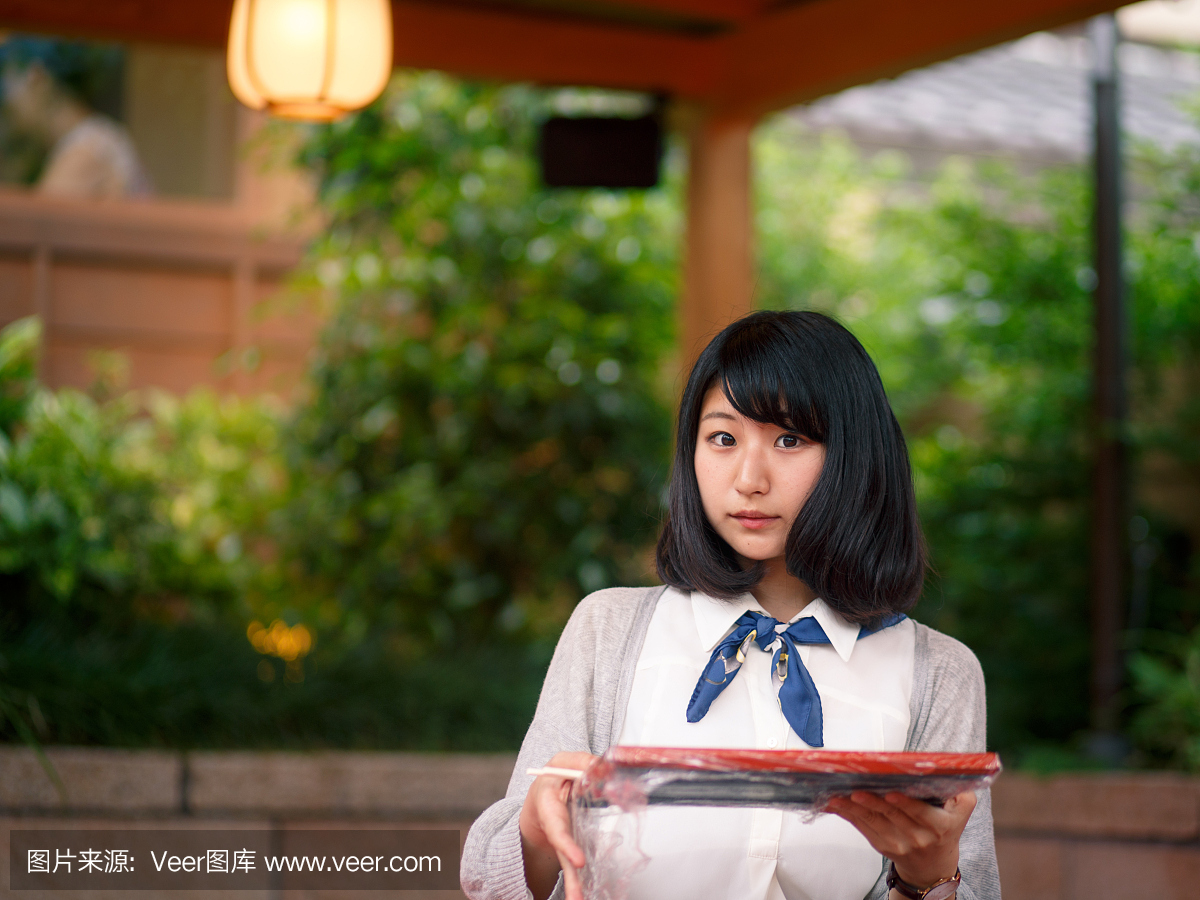 年轻的日本女孩在京都喝茶休息