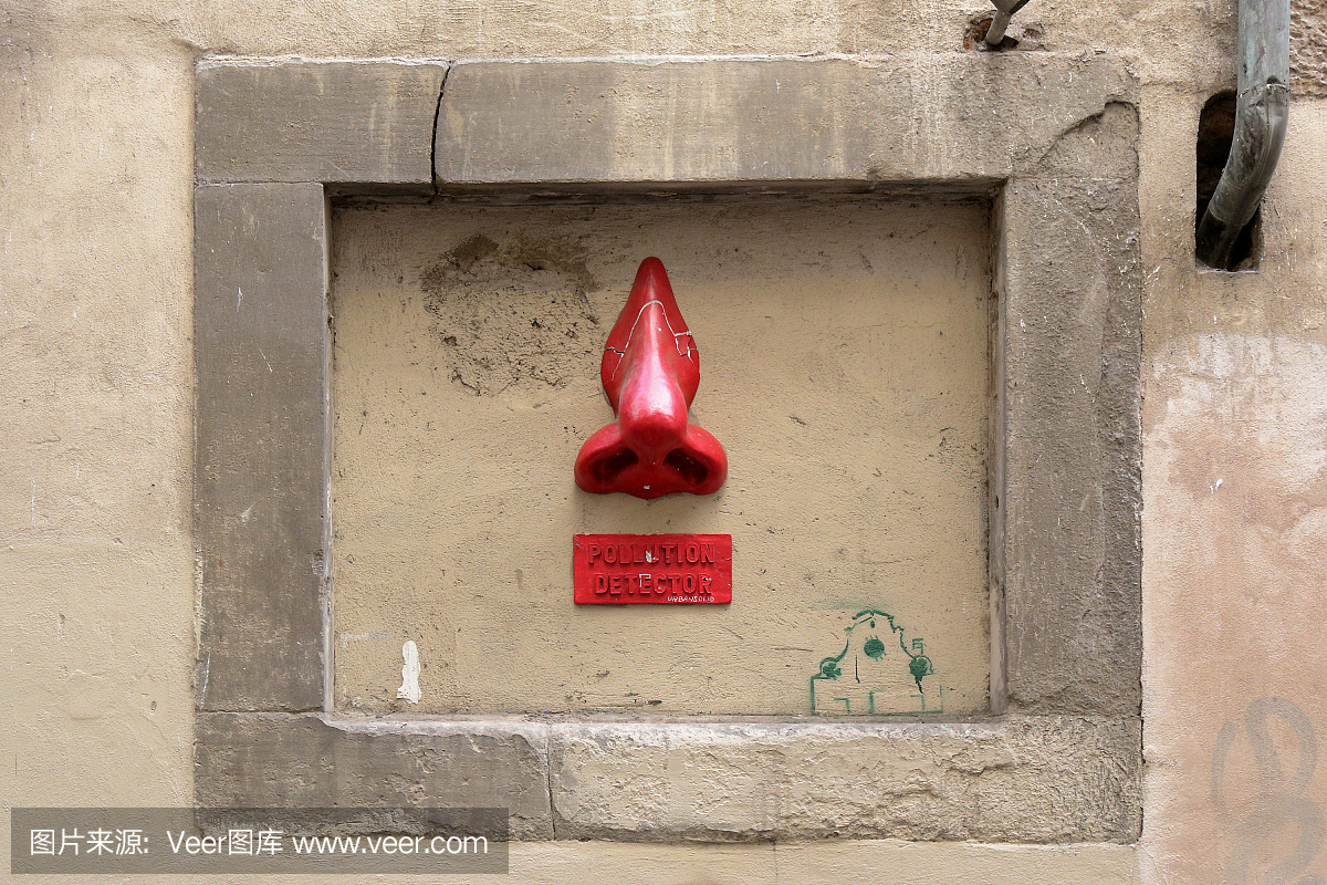 红色的鼻子在黄色的墙上污染检测器在佛罗伦