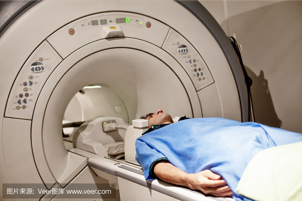 成人在保护性医院衣服有MRI扫描