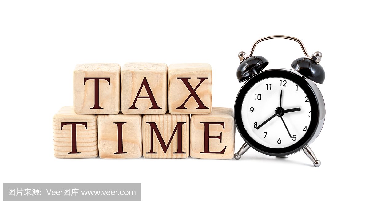 与时钟的木立方体写的词'税时间'在白色背景。