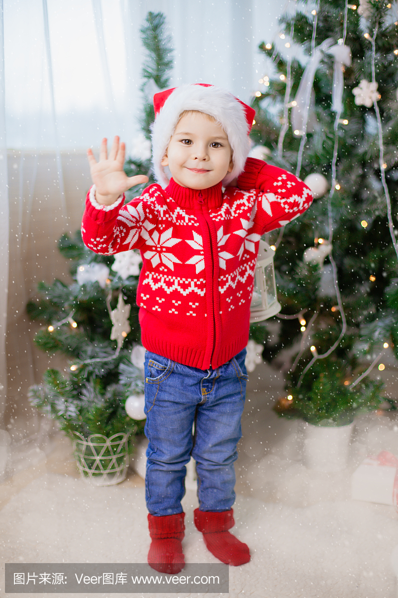 圣诞老人帽子和红袜子的小男孩说