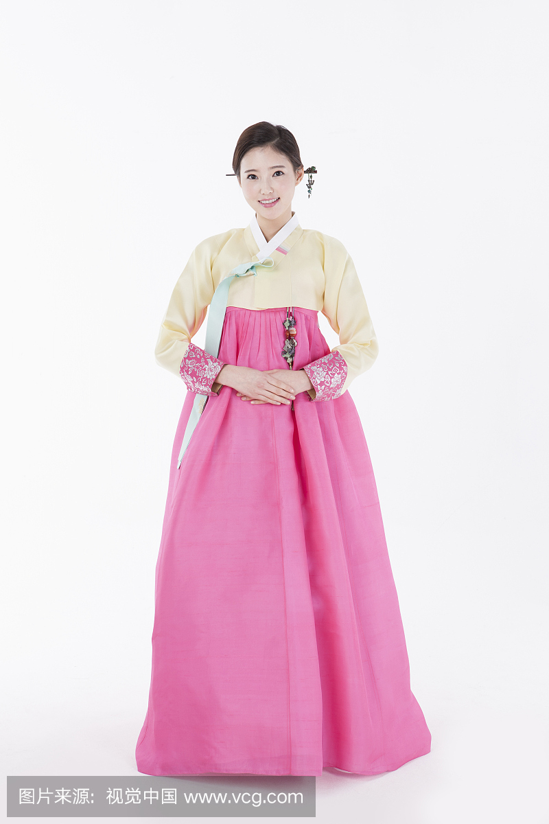 一个摆在传统韩国服装的女人