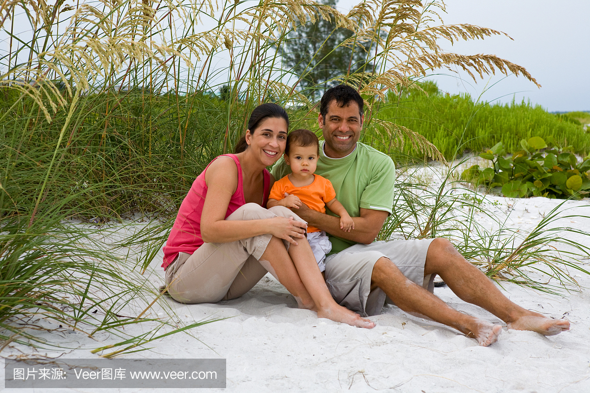 西班牙拉丁美洲家庭在沙滩上的肖像
