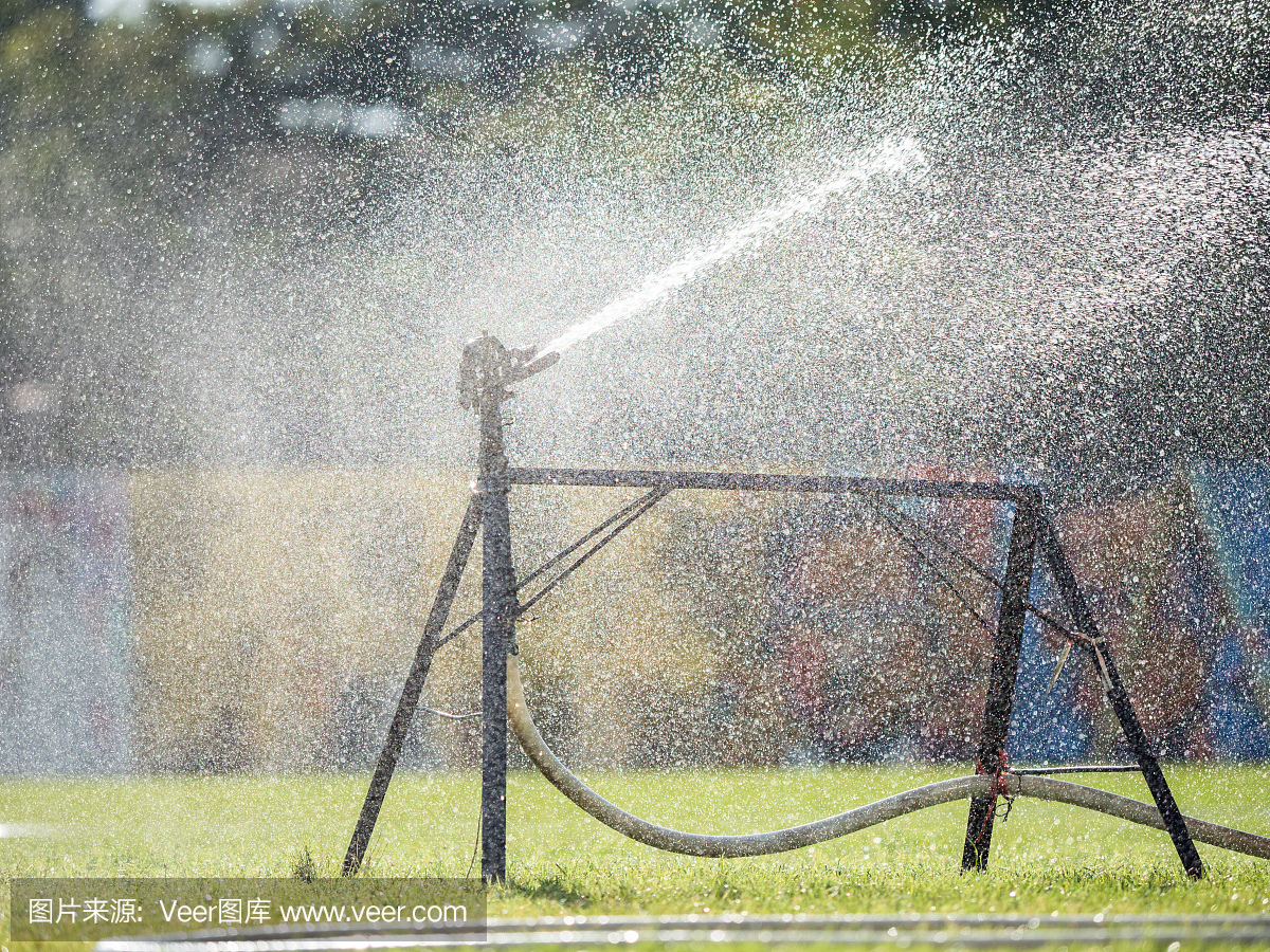 洒水器浇灌足球场的草地