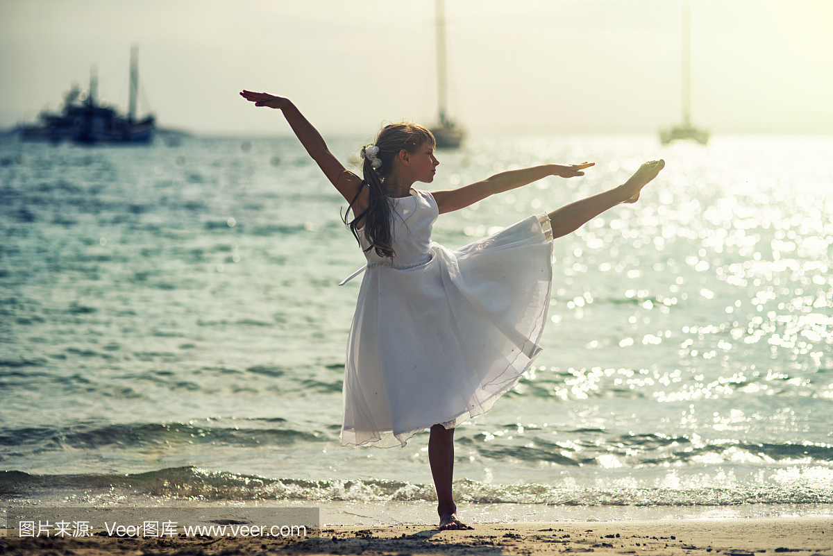 小女孩在海滩上跳芭蕾舞