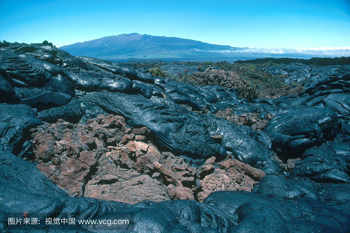 夏威夷毛纳岛上的新旧熔岩场。这被认为是地球